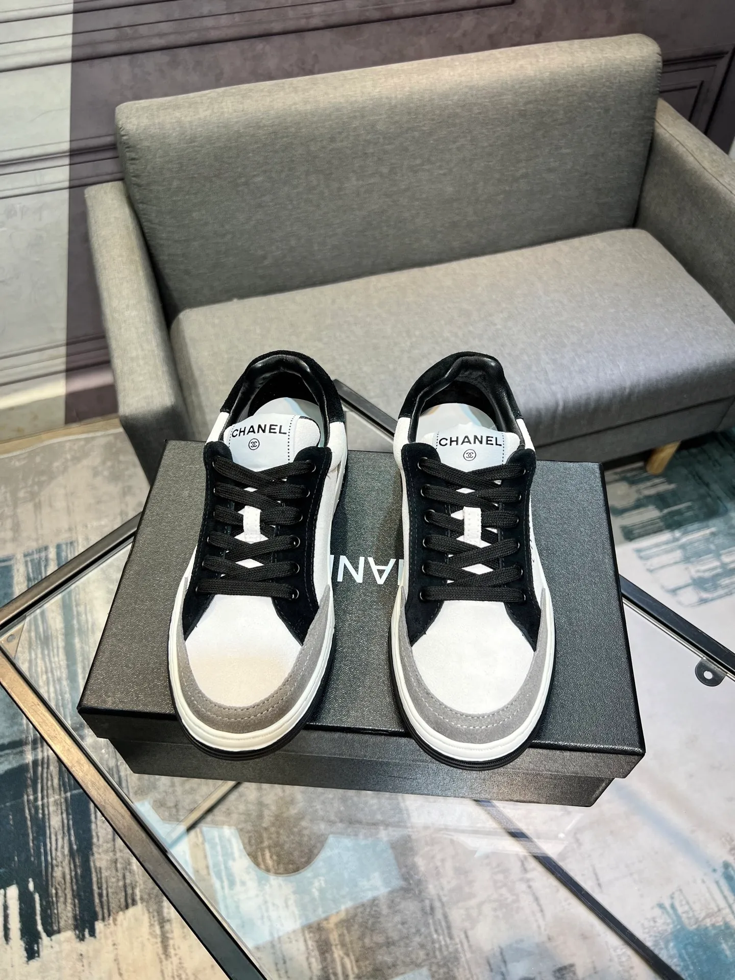 Men's men's shoes 💰620 Exclusive real shot (top version) CHANEL Chanel's new panda sneakers Panda shoes Chanel 2025ss color matching thick-soled casual sports shoes sneakers Counter synchronization The counter is very popular Very difficult to buy a shoe The most popular thick-soled panda shoes on the Internet It is obvious that Xiaoxiang control cannot miss it Simple and versatile white shoes that have both good looks and comfort Thick sole increases height, is super versatile and can be worn with eyes closed😍 Whoever wears it will look better. Upper: calfskin. Lining: imported sheepskin lining. Outsole: TPU original outsole. Size: 35-44 (41 for women, 40 for men, custom made).